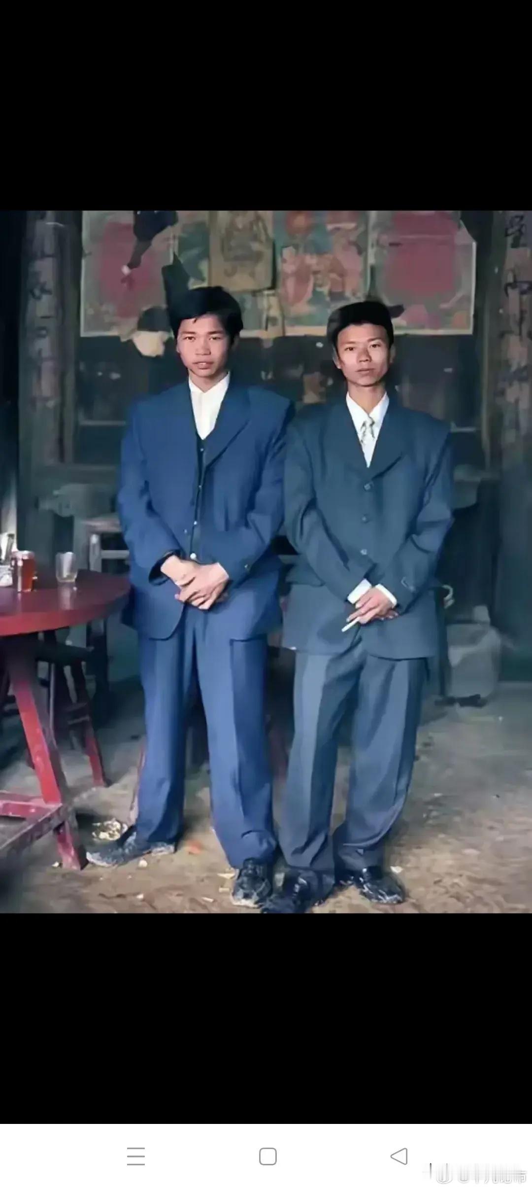 哇，万万没想到！照片中的这位年轻人，后来竟然成了家喻户晓的大明星！你能猜出他是谁