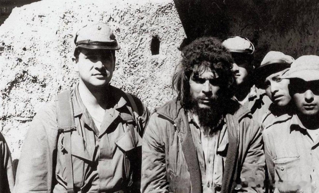 1967年10月9日格瓦拉在玻利维亚拉伊格拉被俘。形容狼狈，面带愁容，远不及流传