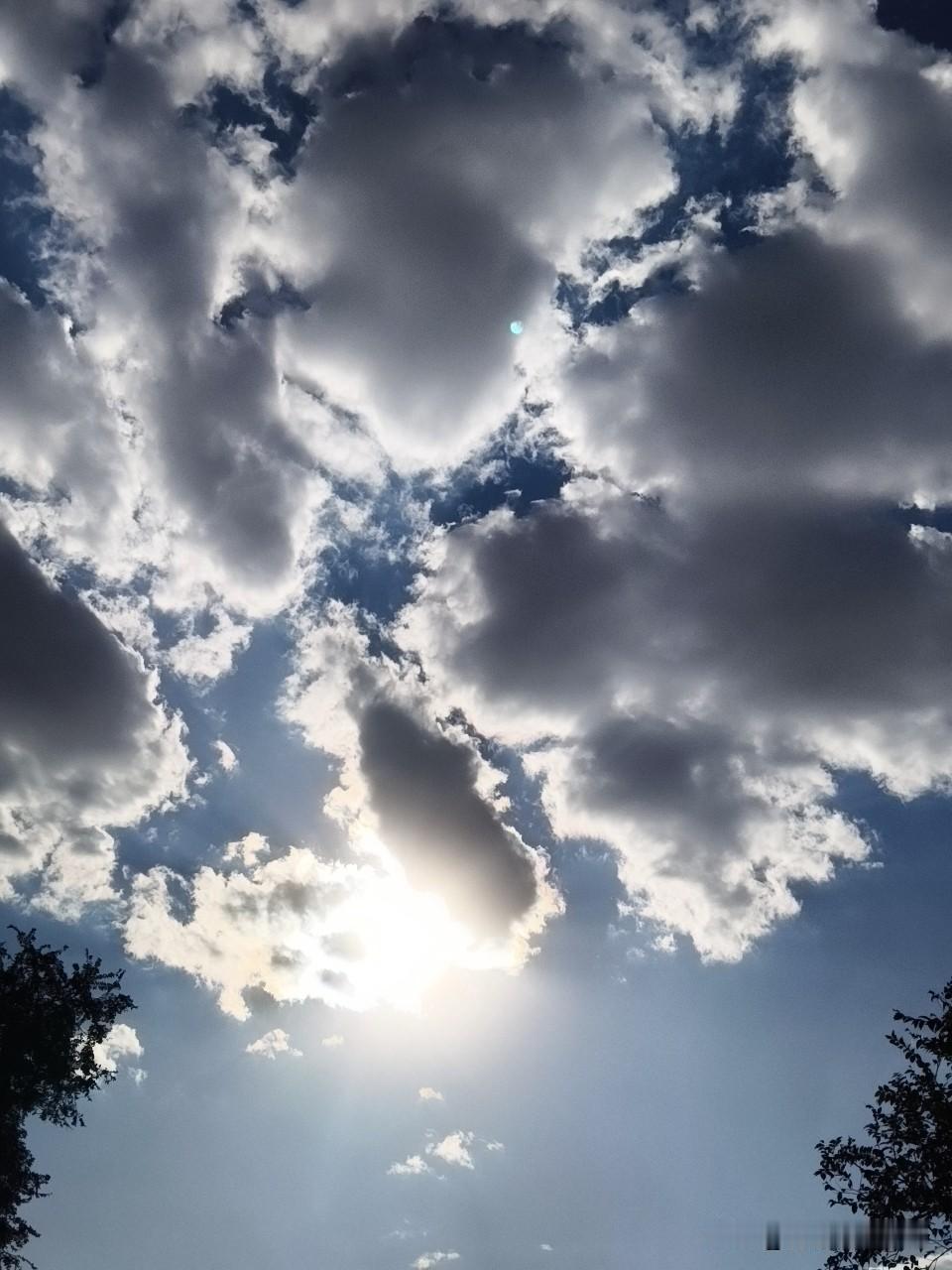 一大哥说，头天晚上三个人喝了二斤，第二天早上，骑了三十公里，人差点没了。

前几