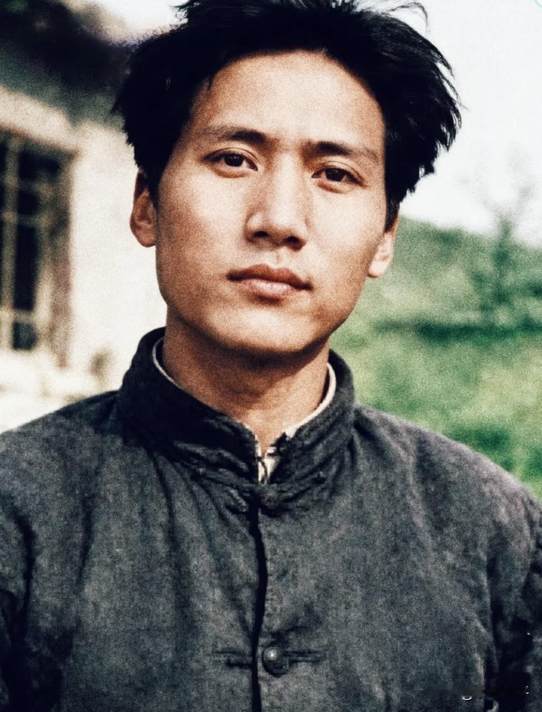看惯了他的“大片”，再看看伟人1936年时的老照片，竟然十分亲切。
不加修饰的发
