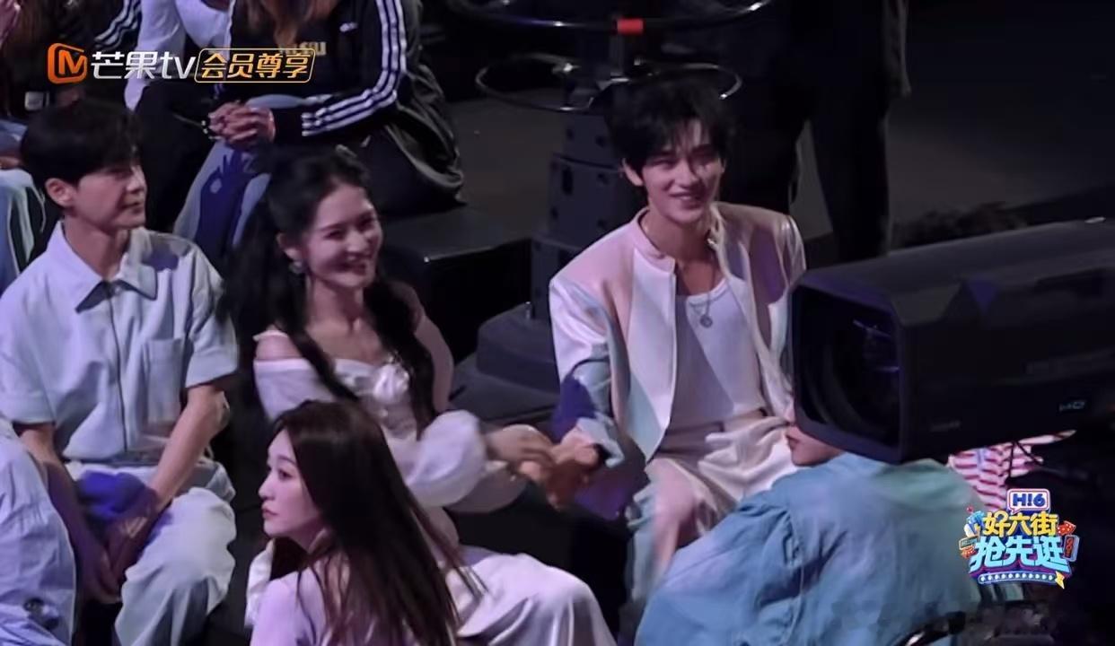 丁程鑫建议谢娜演唱会联排谢娜感谢丁程鑫你好星期六 丁程鑫能精准给出舞台实操建议，