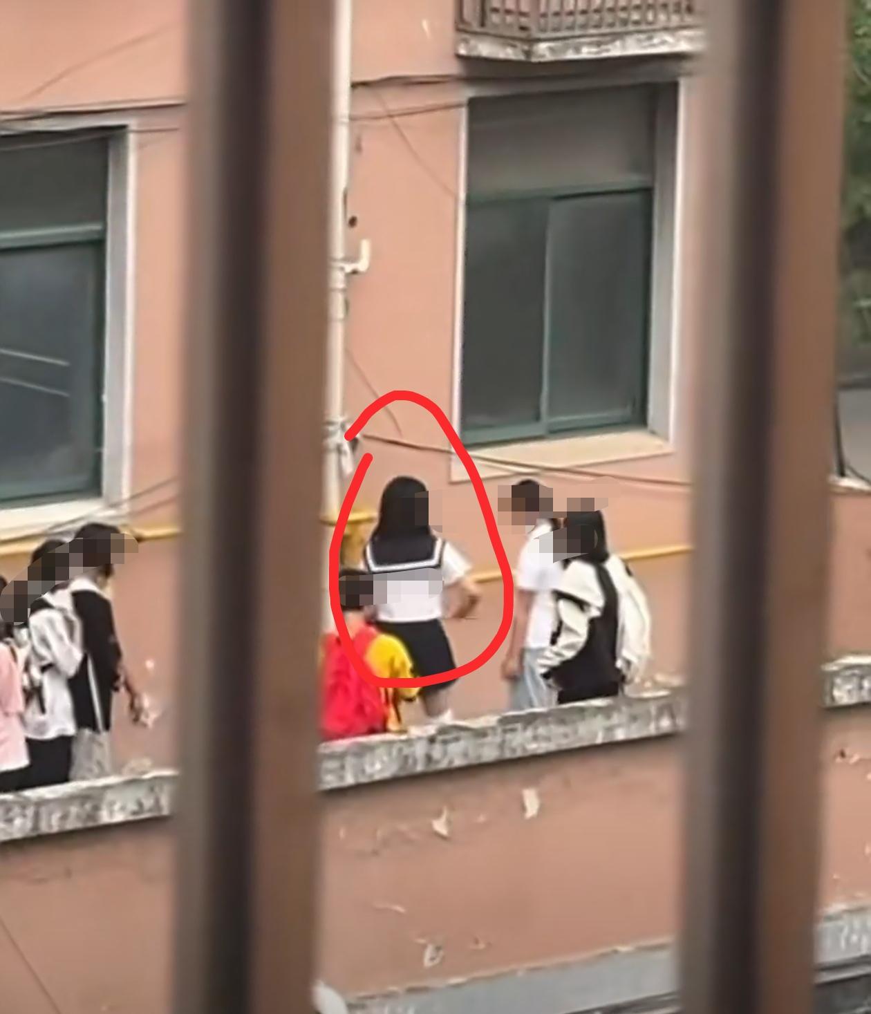 昨晚合肥庐江Jk女事件引发热议，看完视频让人无法淡定：

画面中，至少有7名女生