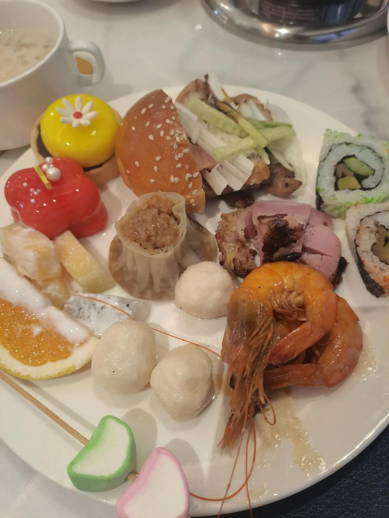 自助餐到底合不合适？
三个人的自助餐
两个大人一个孩子
一样吃几口
结果撑得不行