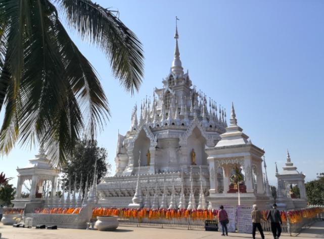 伊朗救了美国一命！
现实里的美伊关系，从来不是单一事件推动，而是几十年累积下来的