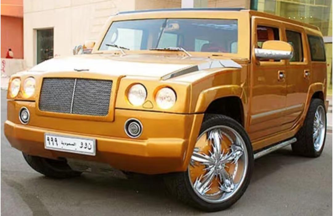 这是网友2008 年在迪拜发现的一辆悍马 H2 改装的宾利 SUV。挺酷、挺迪拜