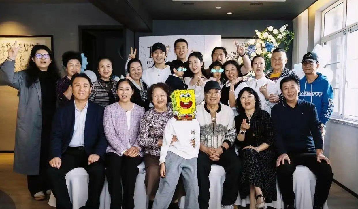 黄晓明一家四口现身生日宴，小海绵被奶奶温柔抱在怀里，小小年纪就拥有逆天长腿，比例