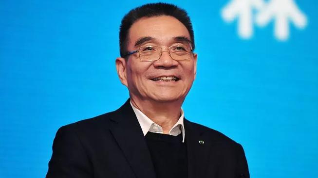 1979年，一名台湾连长冒死游泳横渡台湾海峡回到了祖国大陆，而他的妻子在接受审问