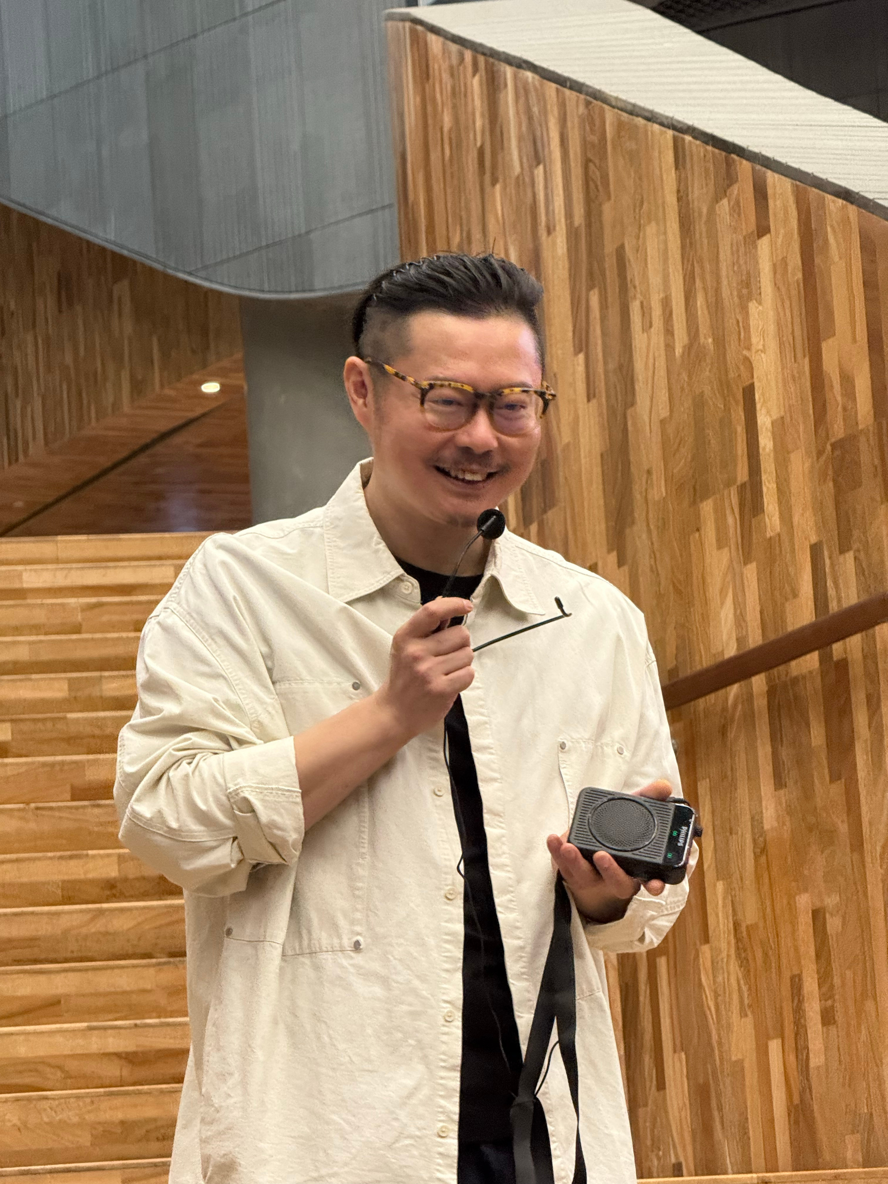 魏翔在踢一种很新的足球魏翔踢球的样子梦回西虹市首富 时隔8年，再次和足球“相爱相