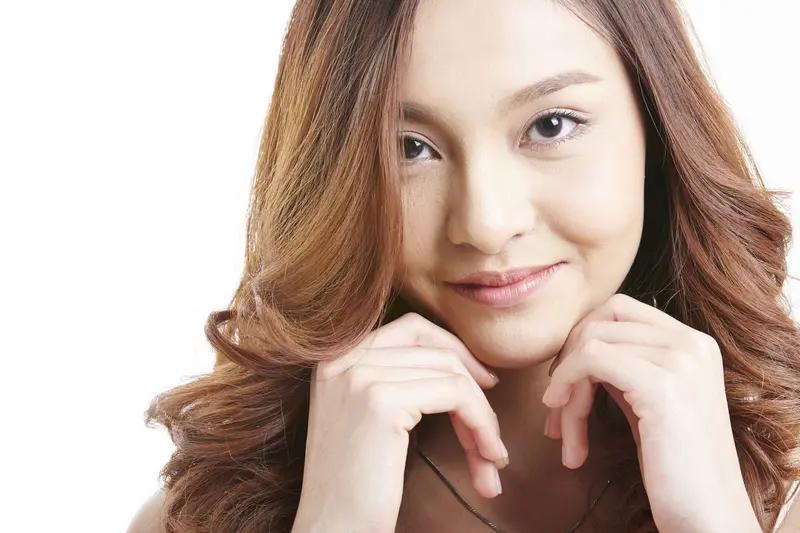 男人为什么喜欢年轻的女人？

我觉得是由男人的基因决定的，越是年轻的女人，看起来