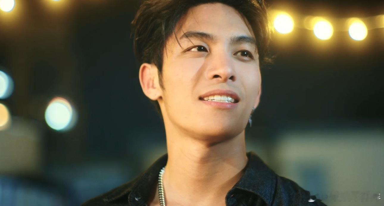 初三的六一儿童节在镜头留白上真的做得很细腻，双向心动的暗线藏得温柔又用心，花束特