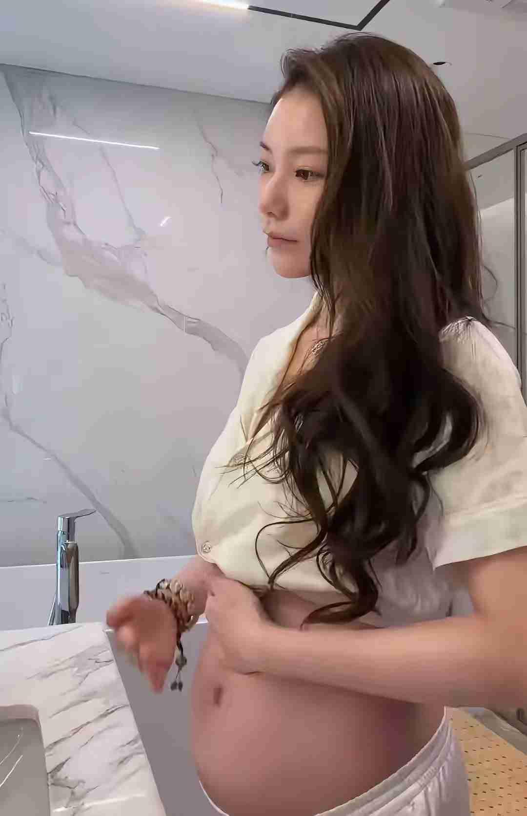 马筱梅这孕晚期状态，看了真让人咋舌。怀孕9个月肚子还没显怀，穿件礼服出门，谁能想