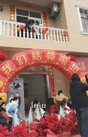 他无意中抢了新娘的风头，亲朋好友的目光都转到了这里。
估计他出不来，婚礼都能以开