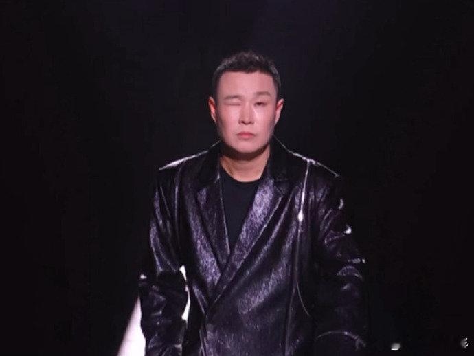 披荆斩棘直播小沈阳赢了阿云嘎7票之差分出胜负，小沈阳《我只是个传说》829票力克