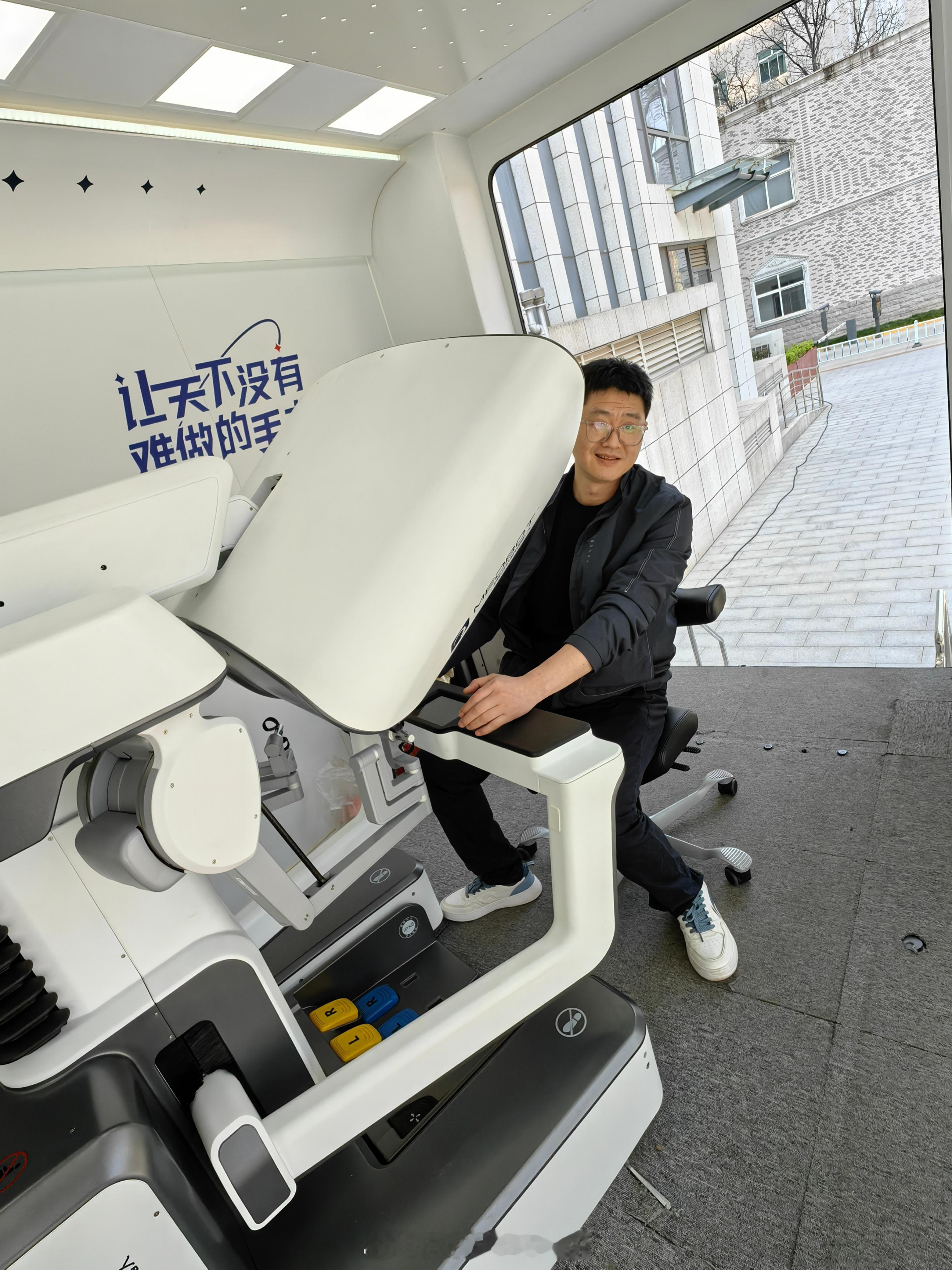 医院里摆的国产机器人，体验了一把，确实还不错，不知道贵不贵[允悲] ​​​