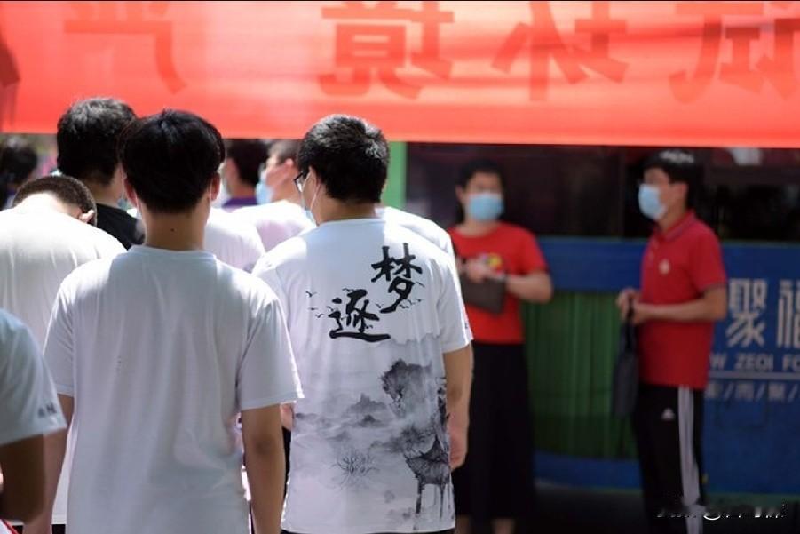 一个半路辍学的人，谈谈对高考的遗憾

又逢盛夏，正值高考之际。
 
我所在的粤北