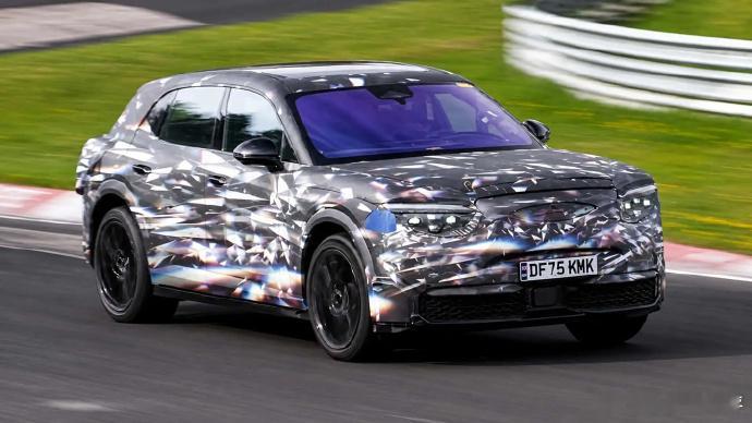 【宾利首款纯电 SUV 现身纽北：定位低于添越，年内脱去伪装】宾利首款纯电车型将