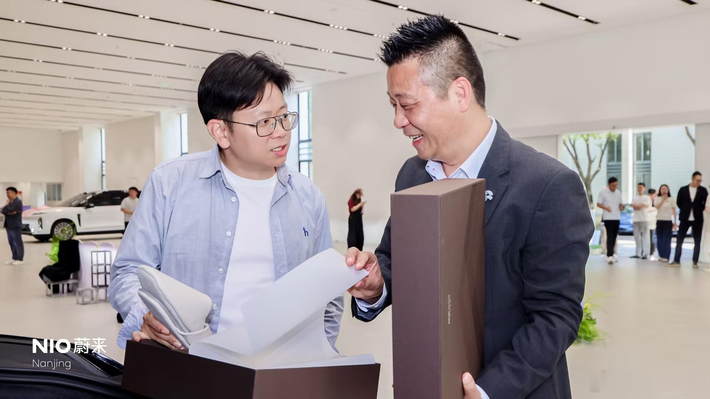 补发一组ES9提车照，认识蔚来南京区总邢健这么多年，第一次在他手上买车提车，终于