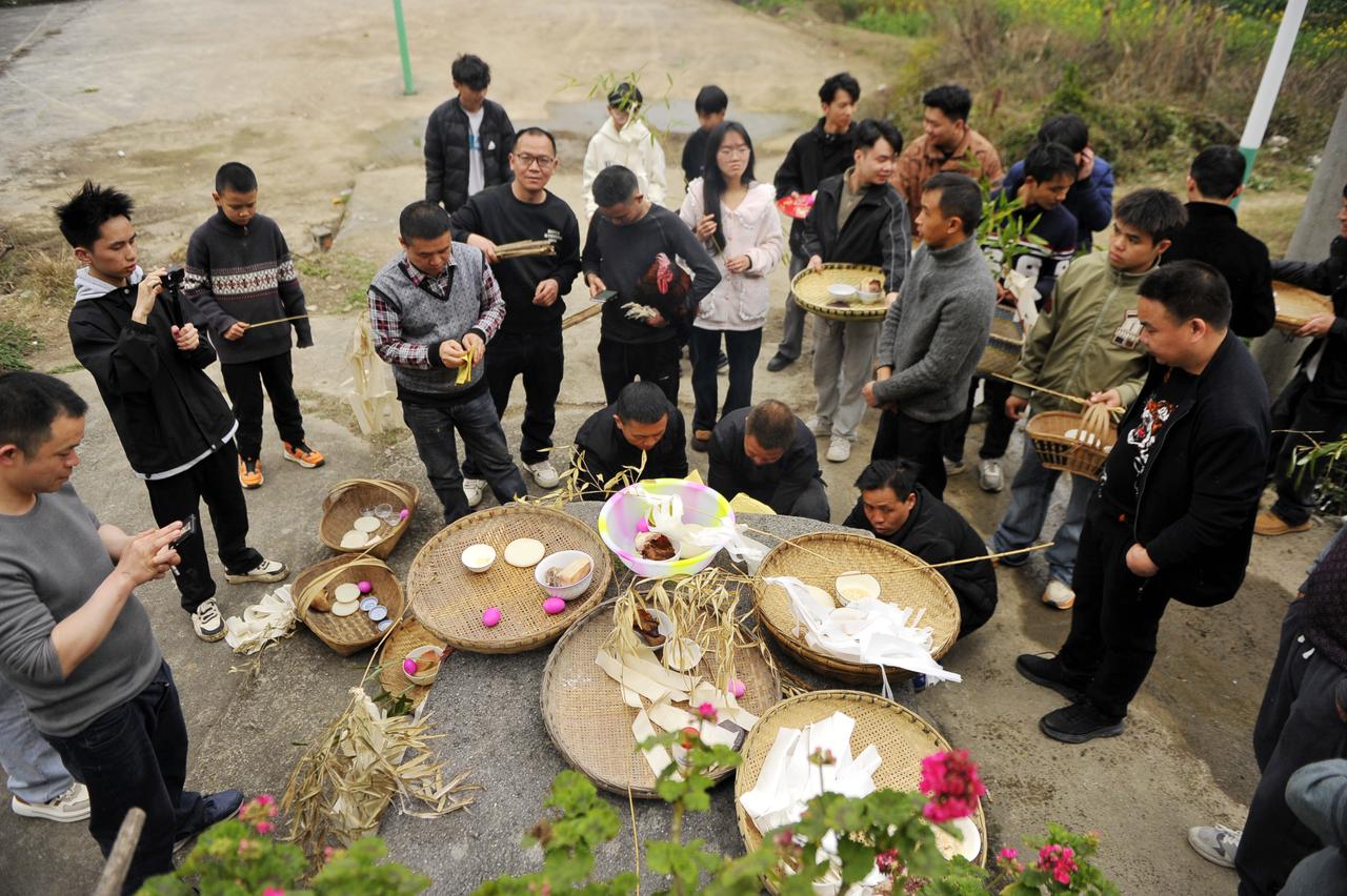 贵州惠水：布依族同胞举行别样活动迎新年

2月16日，惠水县王佑镇冷水村总共寨的