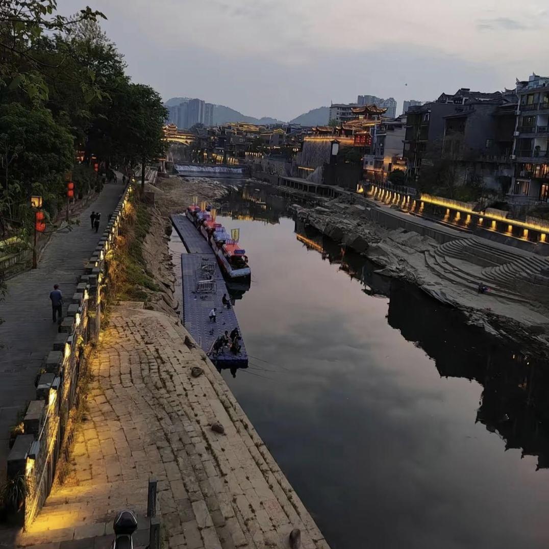 乾州古城辛女桥附近晚上那叫一个热闹!人多得哟，来来往往穿梭不停，有不少外地游客，