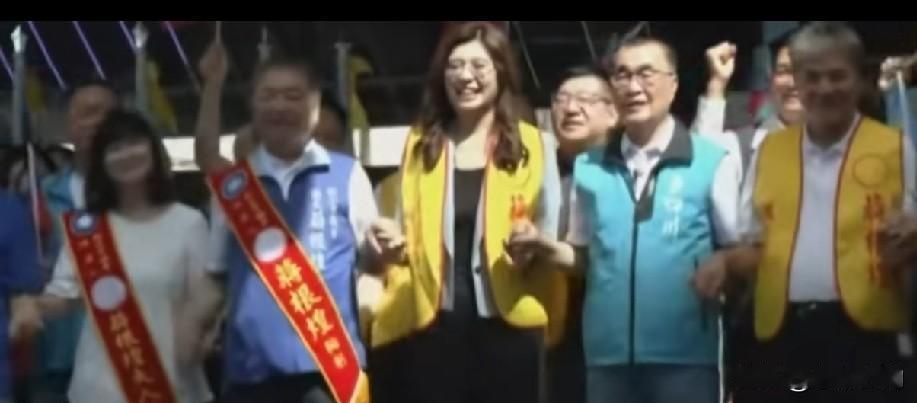 选战进入白热化，蓝营却难得出现一个让人眼前一亮的画面：李四川与郑丽文，同台了。