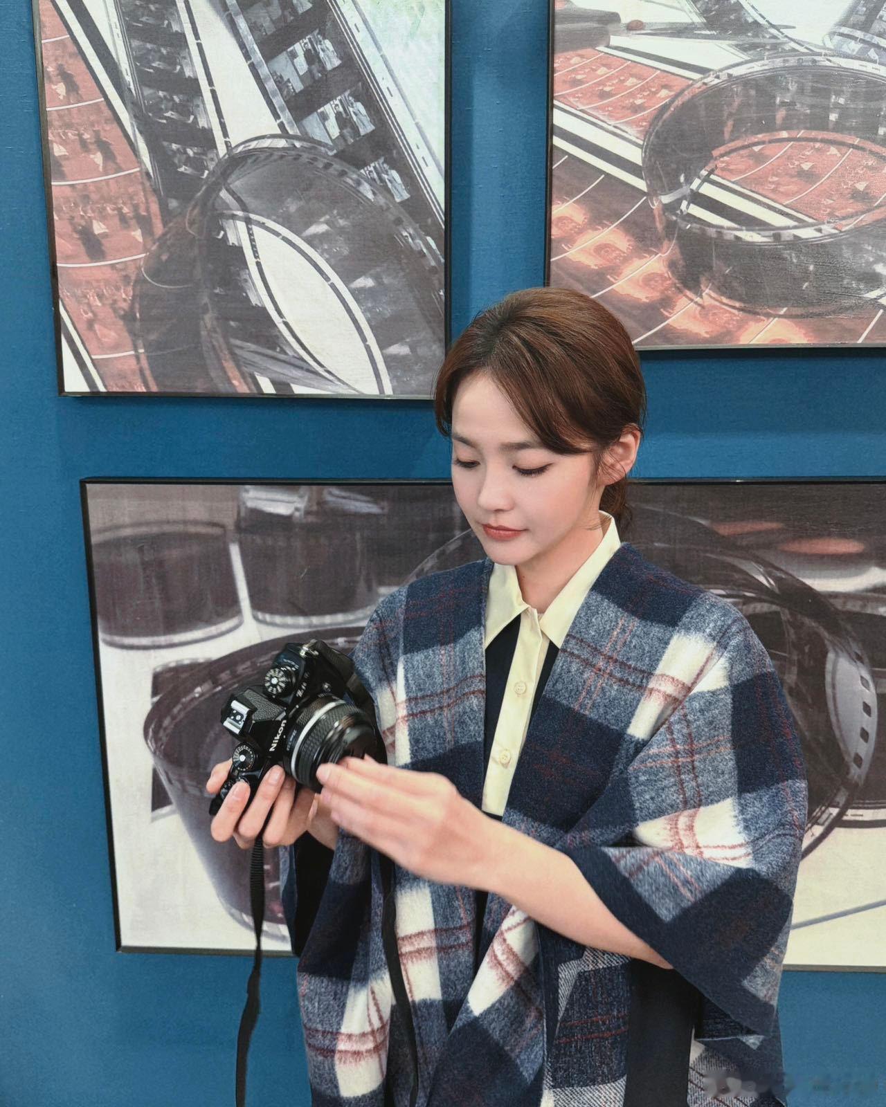 张佳宁的气质真是不可思议，她可以在成熟和青春之间自如切换，无论是温柔的姐姐范儿，