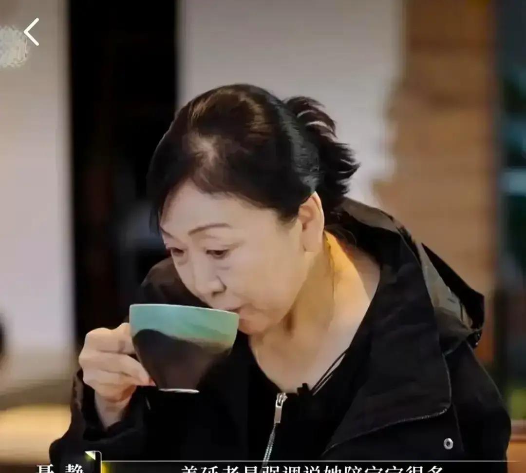 何美延拖着行李箱夺门而出的画面，把《再见爱人5》弹幕炸成了烟花。谁能想到压垮她的