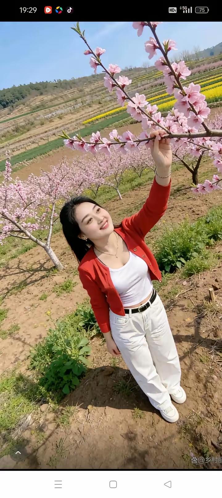 捣练子·林行
 
穿翠径，入幽林，
素袂轻扬风满襟。
草帽低眉含浅笑，
抱将春色