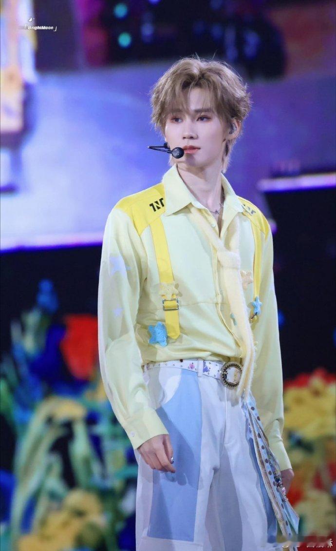 哈哈！小张又来这一招，提裤子名场面再现！他每次这样做都让我笑得停不下来，演出也超