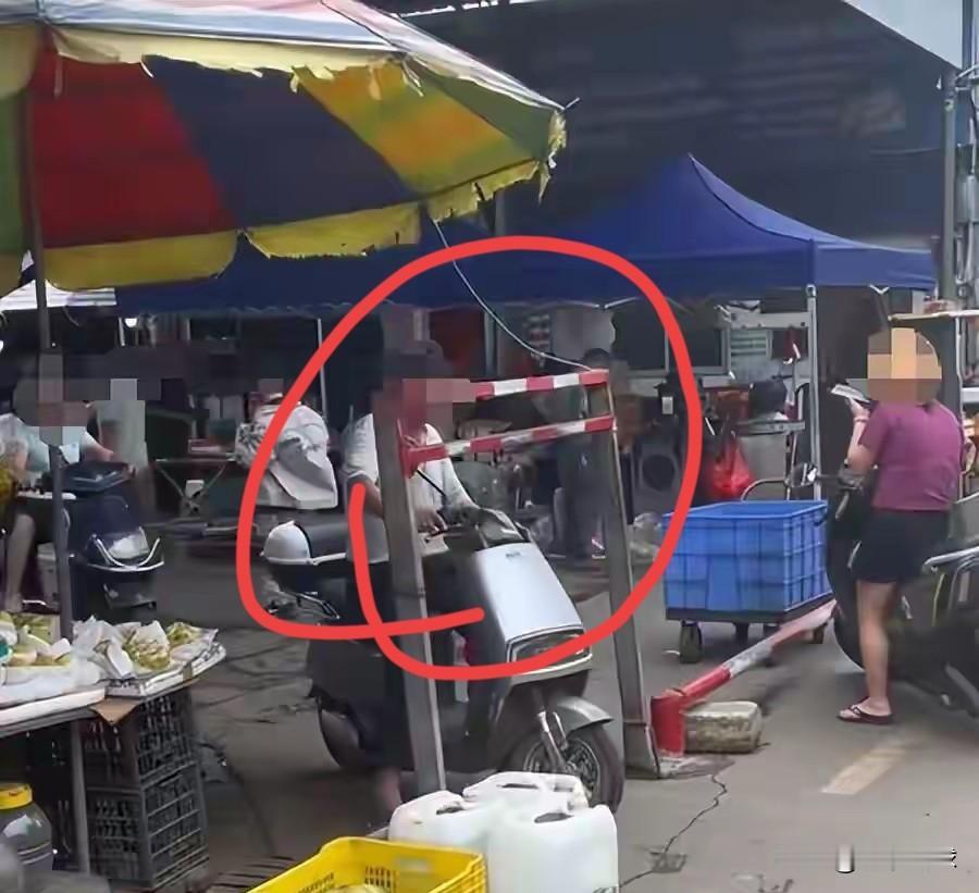 广西钦州某海鲜市场的这个1.3米特制门我觉得很人性，是管理有温度，因地制宜，的做