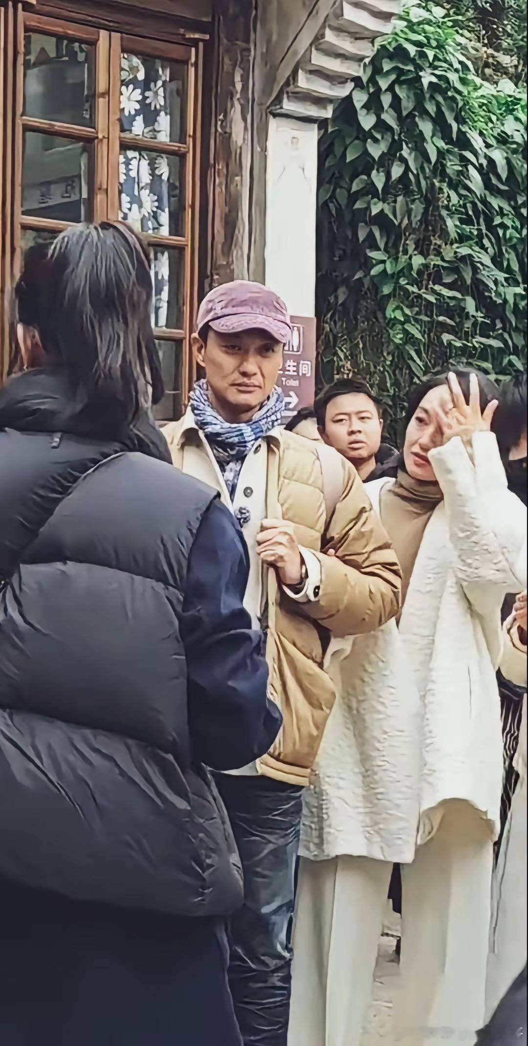 周一围朱丹夫妇参加节目录制，周一围瘦了！脸颊皮肤松垮，一种沧桑感。朱丹皮肤白皙，