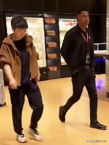 2日网友拍到孙颖莎已经回到北京，
第一次见莎莎不穿运动服，
而是穿着一件咖色休闲