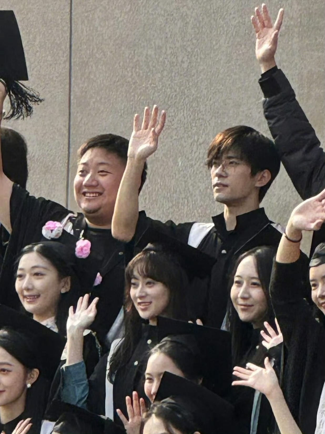 穿学士服拍毕业照的易烊千玺[赞]毕业快乐！易烊千玺参加补办毕业典礼 ​​​