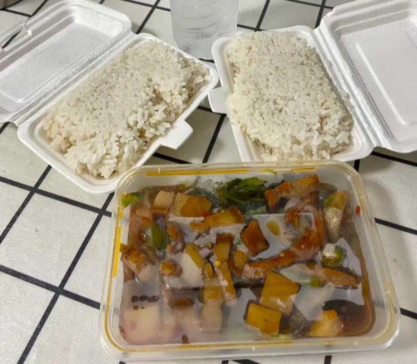 为什么没人告诉我工地门口的饭菜很好吃
正好路过工地门口卖饭，听到叫卖说两份饭一盒