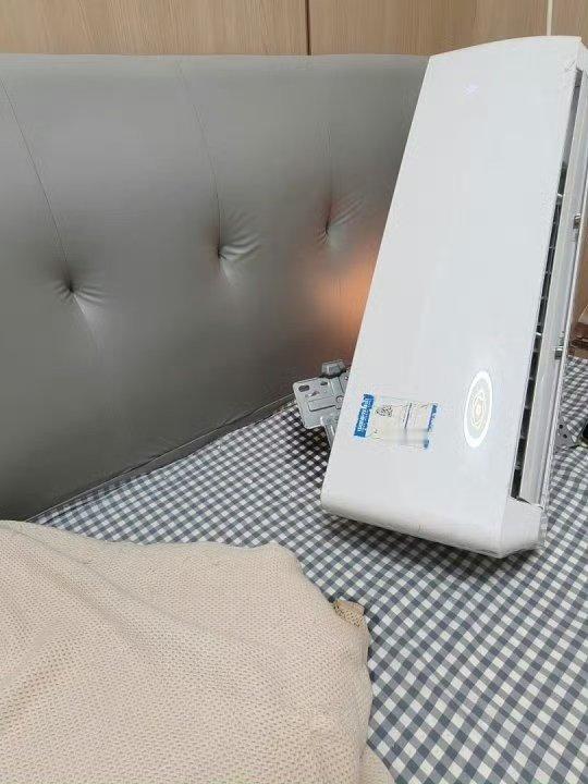 睡觉时被空调砸到头了很多卧室的空调安装都是在头部上方，曾经担心过的事，还真的发生