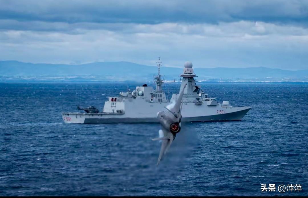 F-4“鬼怪”战机，正从意大利海军的“维尔吉尼奥·法桑号”（F591）护卫舰旁低