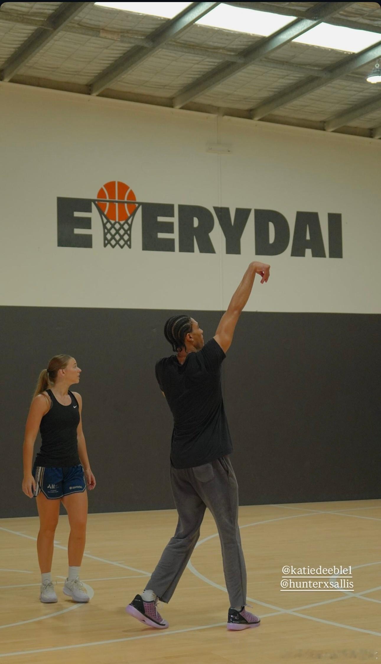 今天练球碰到的小伙，查了一下确实是NBA球员，小伙真没吹牛新赛季来澳洲打球哇NB