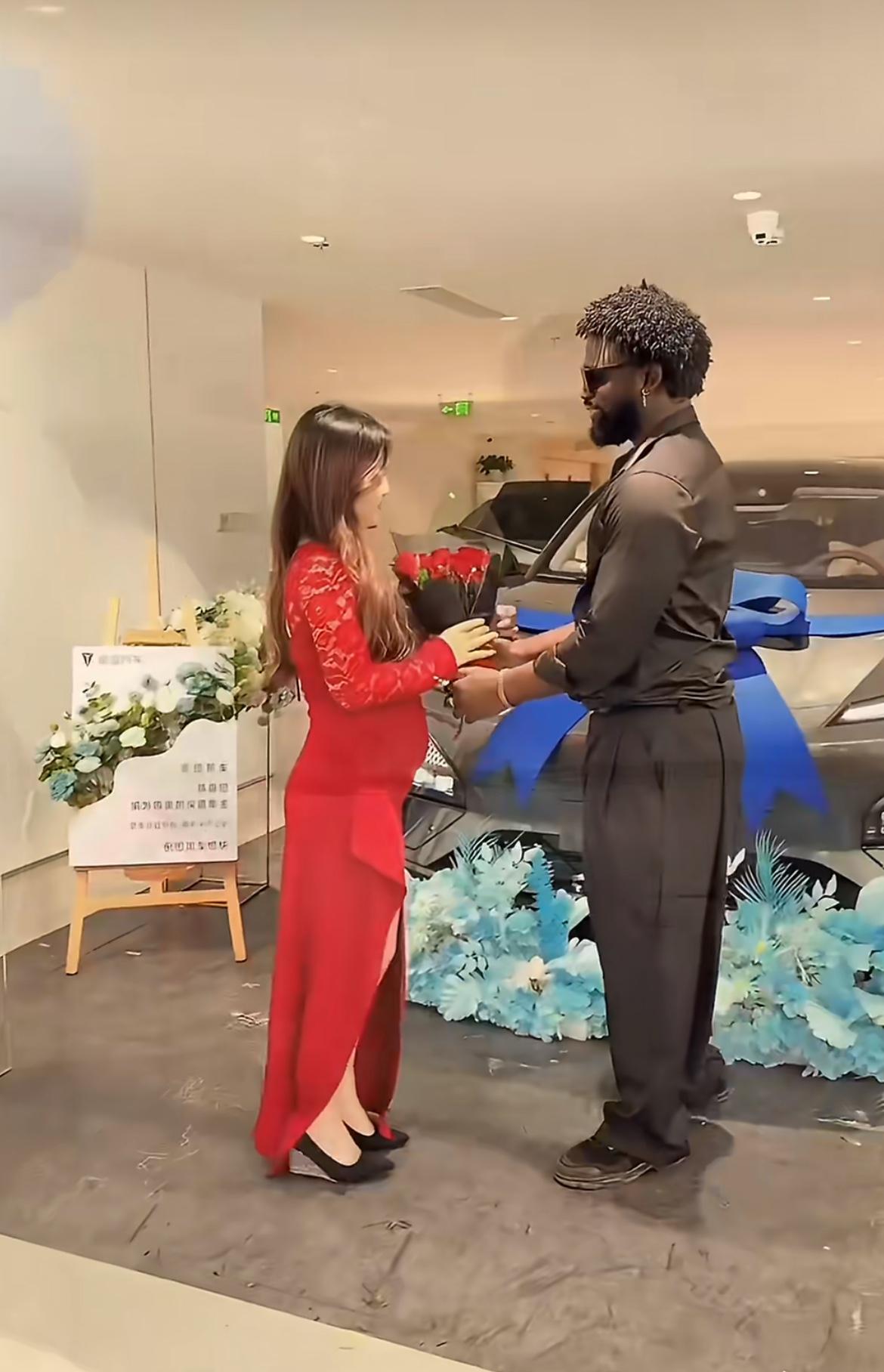 尼日利亚小伙给中国老婆送上豪车，难得一见这种温馨又大方的场面。这个视频由当事的女