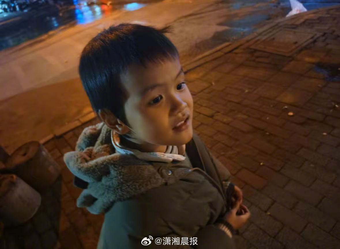 【#广西9岁重度自闭男孩失联多日#，#男孩失联母亲称当时正在照顾女儿#】 近日，