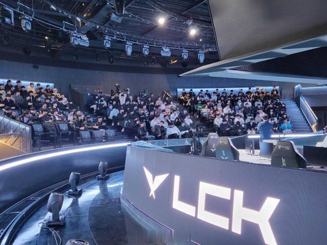 在2024春季赛开始之前集体一起接受素养教育的LCK各选手们

#2024lck