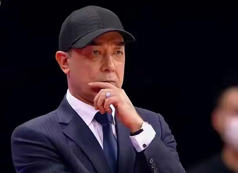 俩冠军教头下课，仨“菜鸟”教练上任，CBA休赛期换帅潮风起云涌！
1、媒体透露：