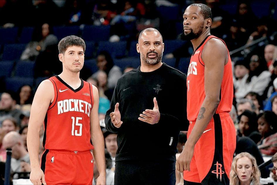 季后赛这三分就得这么投


今天小贾投了13个，5/13，有两个是完全最后一秒接