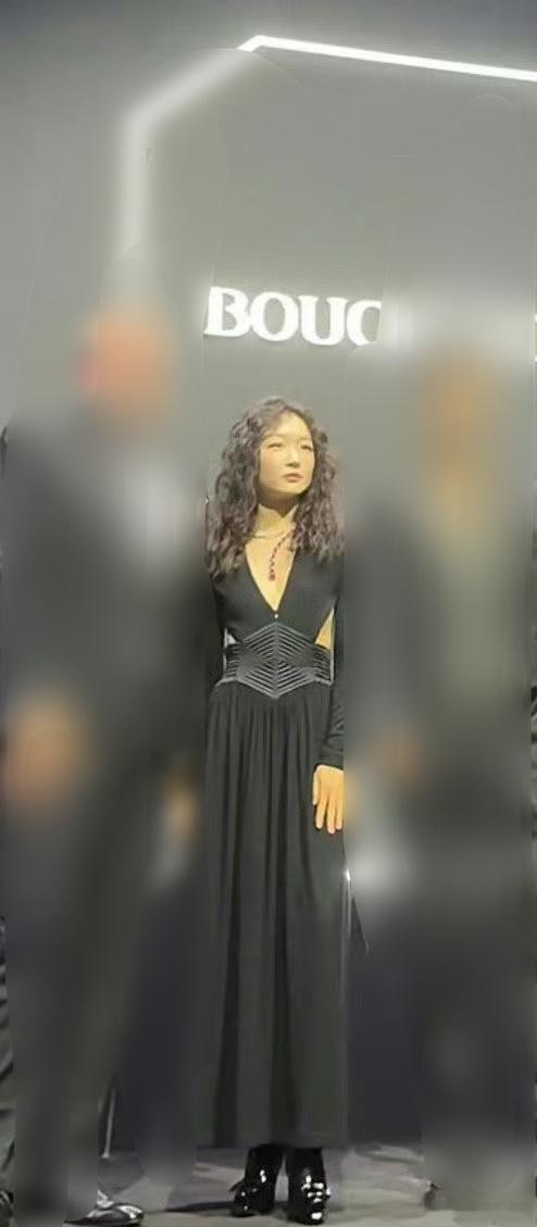 周冬雨长得本来就不年轻再弄上这种发型也太老了 ​​​