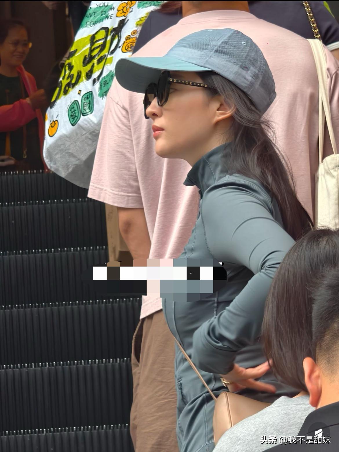 刘亦菲去香港探亲了[捂脸][捂脸]！
只带了一个助理和一个保安！
香港现在不热吗