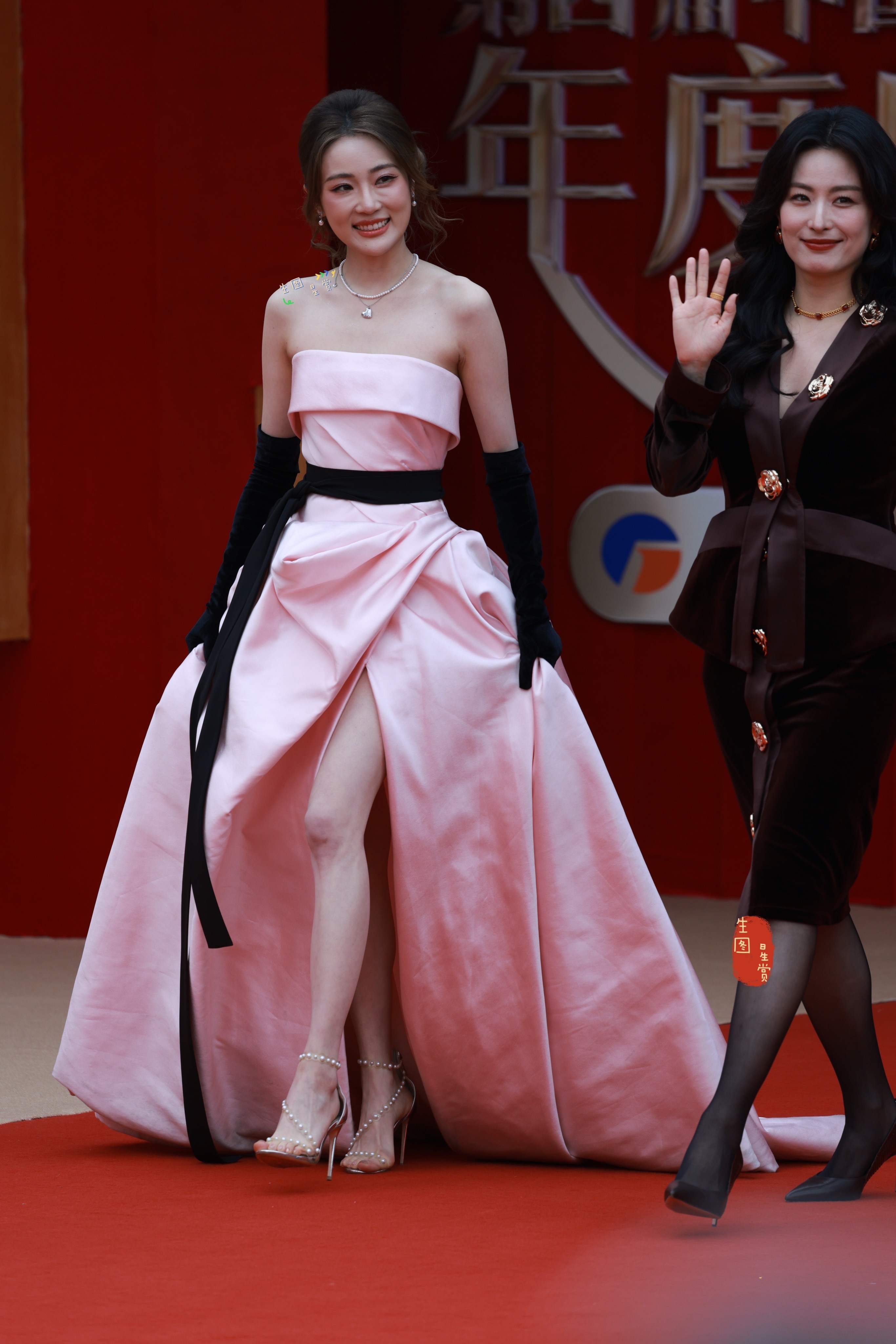 徐百慧张可盈同框亮相CMG电视剧盛典御姐和甜妹CMG第四届中国电视剧年度盛典