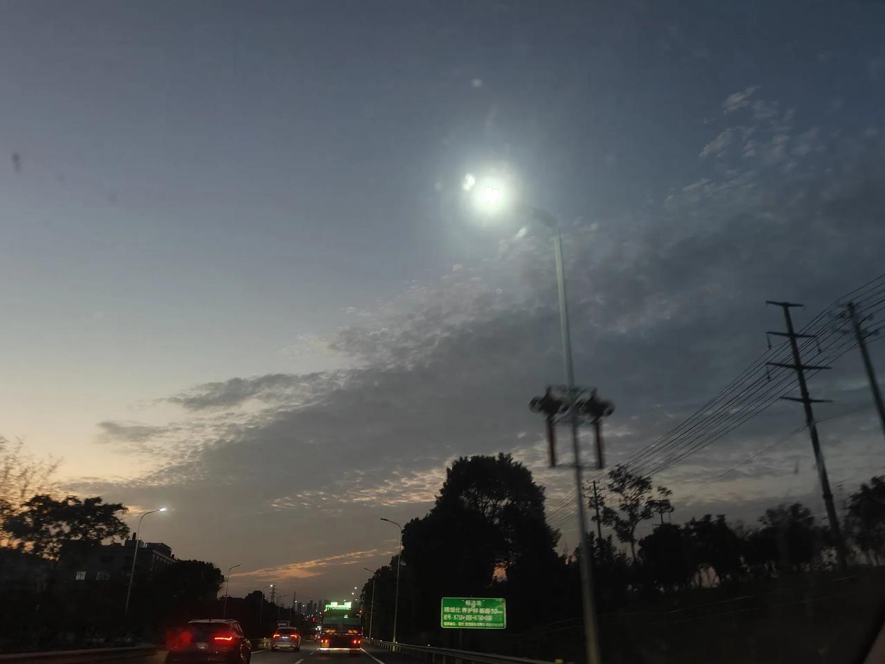 #我拍到的落日瞬间#
星光不负赶路人