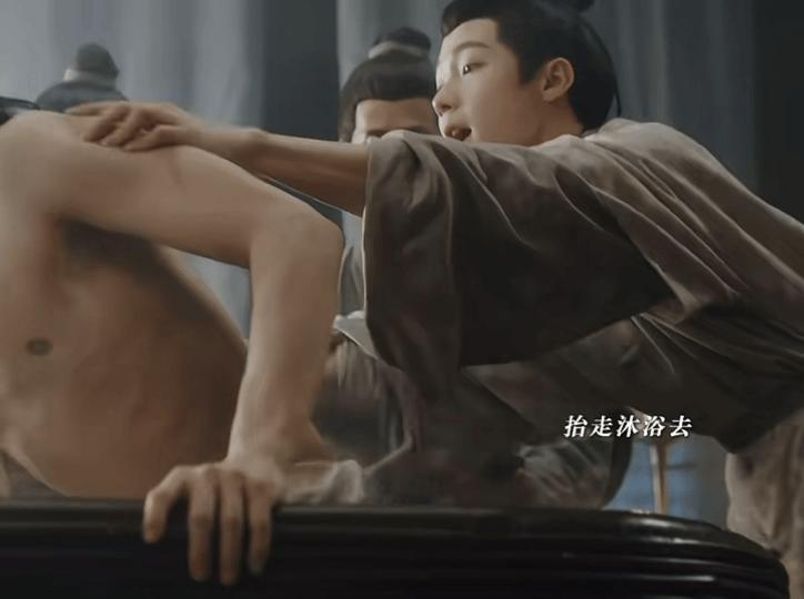 我看侯明昊腹肌就娜扎这样 侯明昊剧中腹肌秀太绝了！沐浴戏份让人肾上腺素飙升，娜扎