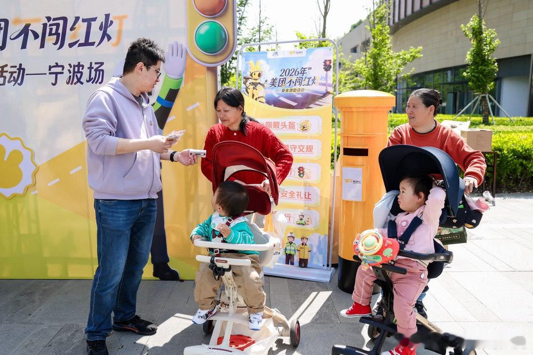 宁波街头骑手不送外卖送福袋 宁波美团骑士解锁新任务！放下餐箱派送暖心福袋，用实际