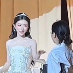 近日，湖南一场婚礼上的温情画面感动无数网友。新娘本满心期待着父亲挽着她的手步入婚