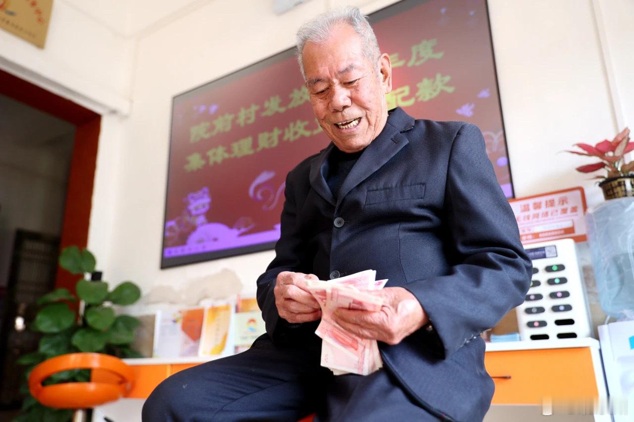 福建这个村又发钱了村民排队领钱 自2017年以来，院前村便借助农村集体产权制度改