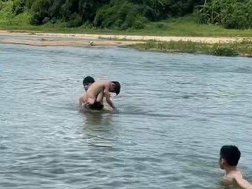 积大德了！广东湛江，湛江小伙撞见三名孩童下河玩水，转眼少一人，追问后得知孩子沉在